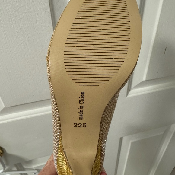 Gold kitten heel shoes - Picture 3 of 4